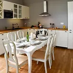 Hotel apartamentowy Chateau De Jalesnes 4*