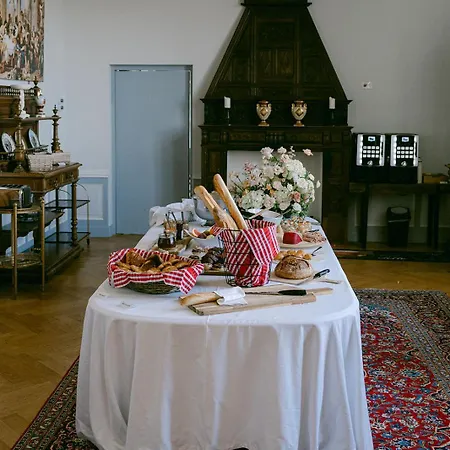 Chateau De Jalesnes 4*