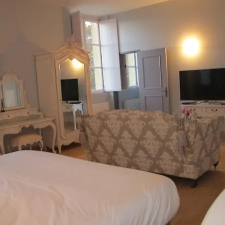 Appart hôtel Chateau De Jalesnes *