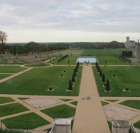 Chateau De Jalesnes 4*