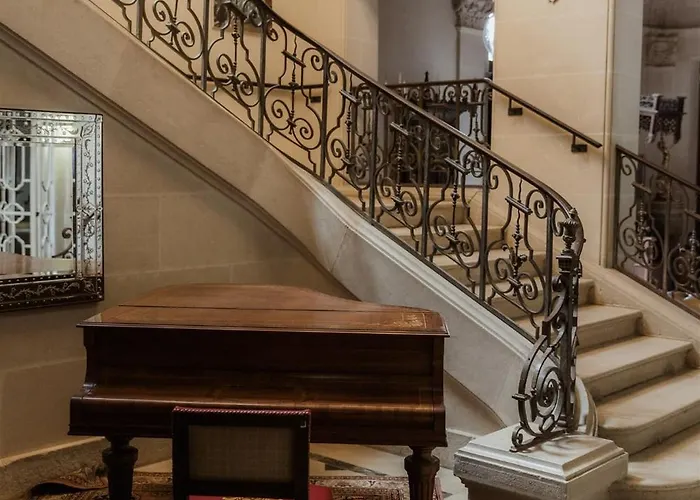 Chateau De Jalesnes Aparthotel